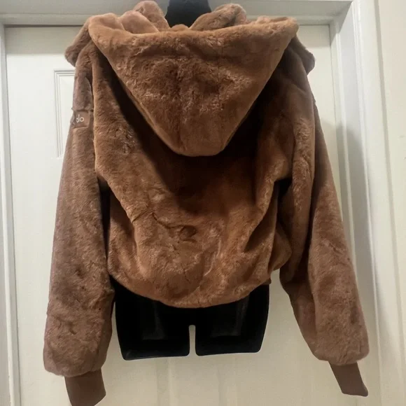 NWT Alo yoga Foxy Fur Expresso Brown  jacket  Size medium Limited Edition - Picture 8 of 9